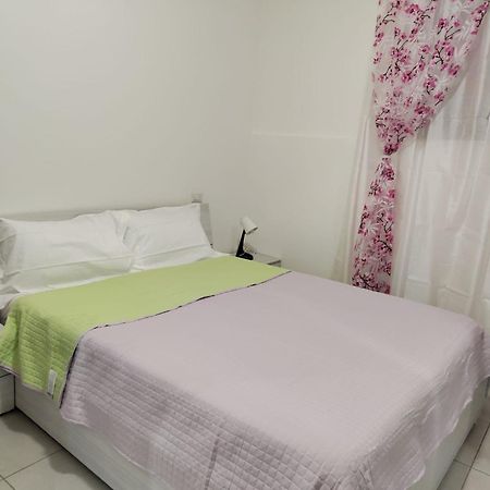Lovely Appartment Near Como Casnate Con Bernate Bagian luar foto